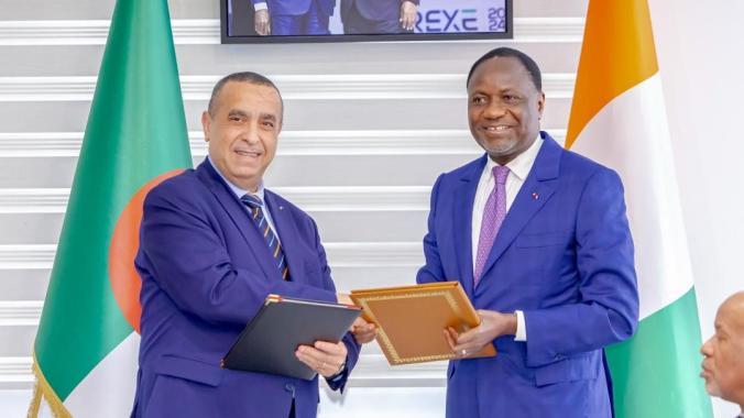 Sangafowa-Coulibaly (à droite) et son homologue algérien misent sur leur collaboration pour booster le secteur énergétique africain.