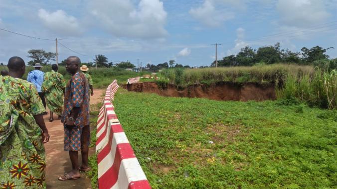 Le ravin, creusé par les eaux de ruissellement, progresse dangereusement vers l'unique voie d'accès au village d'Elokato.