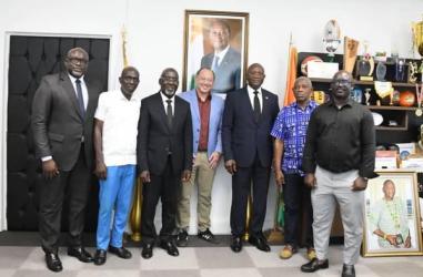 Adjé Silas Metch (3e à partir de la dr,) a invité les dirigeants de la Five à offrir des qualifications à la Côte d'Ivoire. (Ph. DR)  